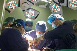 Phẫu thuật cùng lúc 5 vị trí gãy xương cho bệnh nhân bị tai nạn