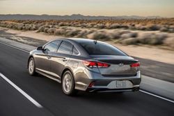 Hyundai ra mắt mẫu xe Sonata 2.0 tiết kiệm nhiên liệu