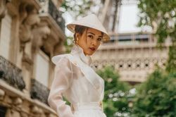 Hoàng Oanh xinh đẹp rạng rỡ, mang nón lá Việt xuống phố giữa trời Tây
