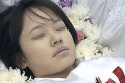 Nhìn bộ quần áo con gái sắp hỏa thiêu, ông bố ngay lập tức gọi báo cảnh sát