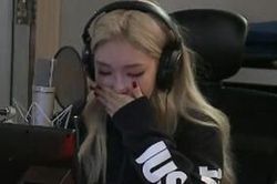Chungha bật khóc khi chia sẻ rằng không được nghỉ ngơi trong suốt 4 năm
