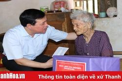 Đồng chí Trưởng Ban Tổ chức Tỉnh ủy Lại Thế Nguyên thăm hỏi, tặng quà các gia đình chính sách huyện Hà Trung và Thọ Xuân