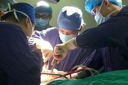 Mổ cùng lúc 5 vị trí cho bệnh nhân bị tai nạn giao thông