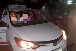 Bắt 2 thanh niên cứa cổ tài xế taxi ở Long An