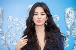 Song Hye Kyo hậu ly hôn chuộng diện váy xẻ sâu, trang điểm đậm