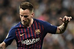 Siêu phẩm sút xa của Rakitic vào lưới Chelsea