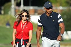 Bạn gái Tiger Woods nợ như 'Chúa chổm'?