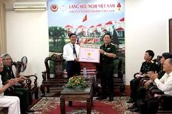 Thượng tướng Nguyễn Trọng Nghĩa thăm, tặng quà Làng Hữu nghị Việt Nam