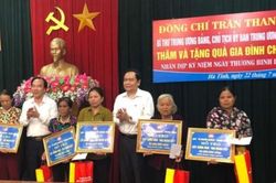 Chủ tịch Trung ương MTTQ Việt Nam Trần Thanh Mẫn thăm, tặng quà các gia đình chính sách tại Hà Tĩnh