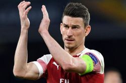Thủ quân Koscielny sắp chia tay Arsenal để hồi hương
