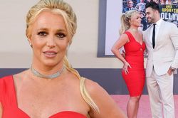 Britney Spears đắm đuối hôn bạn trai kém 12 tuổi trên thảm đỏ