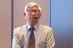 GS Nguyễn Gia Khánh: 'Nhiều cha mẹ thấy con gầy là khẳng định thiếu cân'