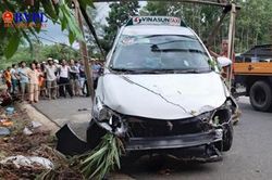 Taxi tông xe máy, hai cô cháu tử vong thương tâm