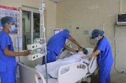 Cứu sống nam thanh niên bị dao đâm xuyên cổ do va chạm giao thông