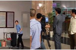 Về Nhà Đi Con hé lộ cảnh cô Hạnh làm lao công bệnh viện, cư dân mạng đồn đoán Thư đổ bệnh hậu ly hôn