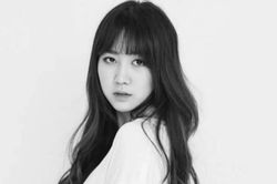 Nữ idol Kpop phát cáu khi người hâm mộ liên tục nhắn tin cho cô để… vòi tiền mua điện thoại mới