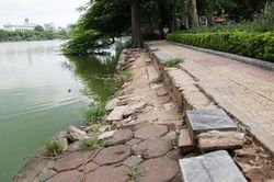 Sạt lở bờ hồ Hoàn Kiếm gây nguy hiểm cho người dân và du khách