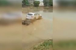 Clip: Người đàn ông chơi trội, dùng xe sang Audi Q5 làm máy cày ruộng
