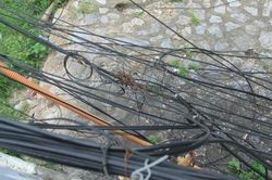 Hà Nội: Dây cáp quang 'bày binh bố trận' đe dọa an toàn của người đi đường