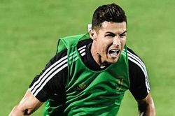 Cristiano Ronaldo nhảy bổ vào nhân viên an ninh