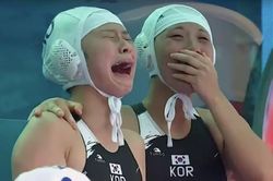 Bóng nước nữ Hàn Quốc òa khóc sau bàn thắng lịch sử tại giải thế giới