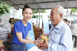 Người đẹp Miss World Việt Nam chuẩn bị gần 7 tấn hàng cho 'Phiên chợ tử tế'