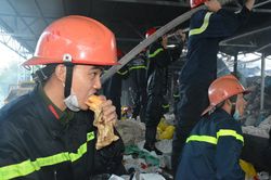 Nhai bánh mì, uống nước lọc cầm hơi cứu kho sợi 700 tấn hết cháy rồi lại cháy