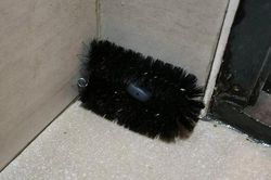 Tá hỏa phát hiện camera quay lén giấu trong bàn chải cọ toilet