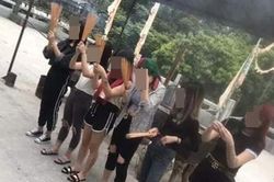 Phản cảm nhóm nữ sinh 'trẻ trâu' nhuộm đầu xanh đỏ, mặc cả đồ ngủ đi chùa