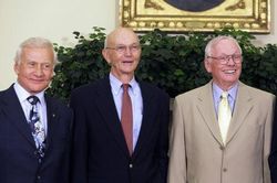 Chinh phục Mặt trăng, phi hành gia tàu Apollo 11 ngày ấy giờ ra sao?