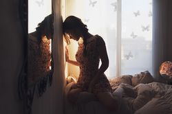 Vừa định mở khung ảnh phủ kín bằng vải đỏ, tôi lặng người khi mẹ người yêu rơi nước mắt ngăn lại
