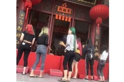 Buồn chuyện 6 cô gái đi chùa