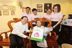 Ngân hàng Chính sách xã hội Việt Nam thăm các Mẹ Việt Nam Anh hùng