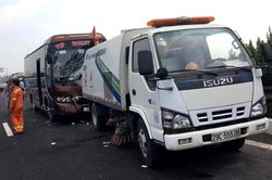 Ô tô khách đâm xe quét rác trên cao tốc Pháp Vân, 10 người bị thương