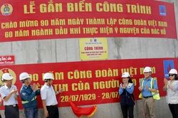 Gắn biển công trình chào mừng 90 năm Ngày thành lập Công đoàn Việt Nam tại Dự án NMNĐ Sông Hậu 1
