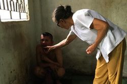 20 năm, người mẹ nghèo nuốt nước mắt xích con vào góc tường
