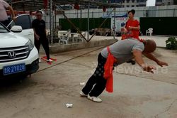 Võ sư Kungfu kéo 2 ô tô chỉ bằng 1 tai, dùng khoan điện khoan vào đầu