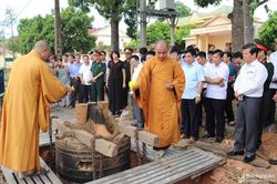 Đúc quả chuông nặng 720 kg tại Nghĩa trang liệt sĩ huyện Nam Đàn