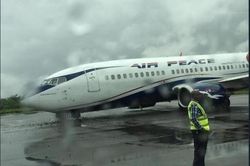 Máy bay Boeing 737 rơi bánh trong lúc rời khỏi đường băng