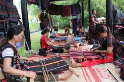 Hơn 1 tỷ đồng hỗ trợ phát triển nghề dệt zèng truyền thống ở Huế
