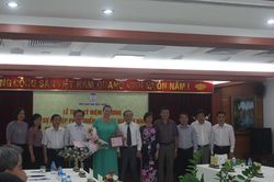 Trao kỷ niệm chương cho Chủ tịch Quỹ Quốc tế Con đường hòa bình, LB Nga