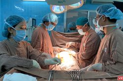 Rút hơn 40 lít nước giải thoát cô gái trẻ khỏi 'bụng bầu' bất đắc dĩ