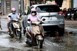 Đường Lương Thế Vinh không mưa cũng ngập, nước bốc mùi hôi thối