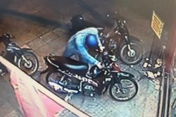 Lơ là một giây, bay ngay 'ngựa sắt'