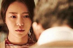 Từ câu chuyện vợ tự sát chỉ vì nhìn thấy chồng che ô cho nữ đồng nghiệp, phụ nữ cần lưu ý điều gì?
