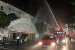 Diễn tập chữa cháy tại chợ Đồng Xuân