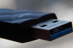 Cựu sinh viên mua USB trên mạng, phá nát dàn máy tính trường cũ