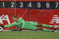 Thủ môn Mignolet gây sốt khi tái hiện khoảnh khắc vồ hụt bóng theo kiểu 'tội đồ' Karius