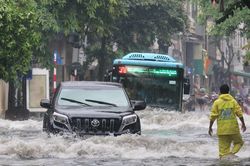Hà Nội ngập nước tứ bề sau cơn mưa trắng trời