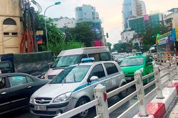 Nhiều tuyến đường Hà Nội 'tê liệt' vì cơn mưa lúc ban trưa